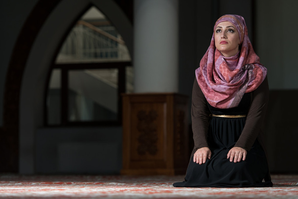 Humble Muslim Prayer Woman - Φωτογραφία, εικόνα