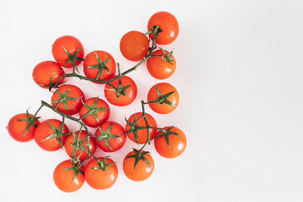 Profumo di pomodorini freschi maturi pronti da mangiare su fondo bianco brillante - Foto, immagini