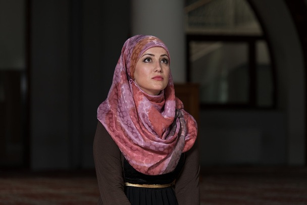 Moslimvrouw Is bidden In de moskee - Foto, afbeelding