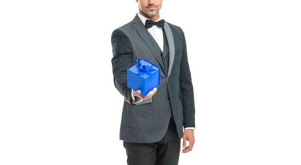 cropped businessman in tuxedo and bow tie hold present box isolated on white background - Fotografie, Obrázek