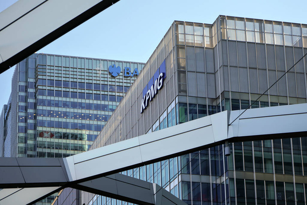 London, United Kingdom - February 03, 2019: Blue KPMG signage at their offices on 15 Canada Square in Canary Wharf - headquarters of company in the UK. It's one of big 4 accounting firms - Fotografie, Obrázek
