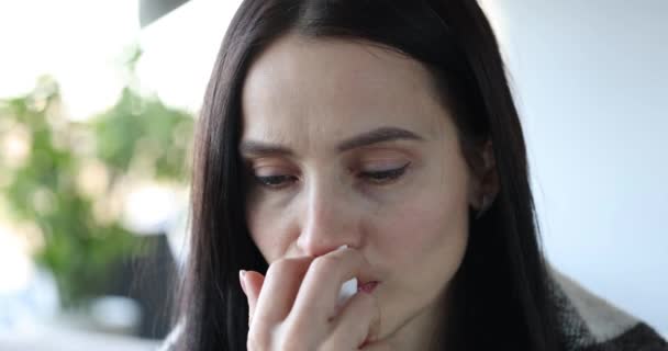 Молода жінка кидає носовий спрей в ніс крупним планом
 - Кадри, відео