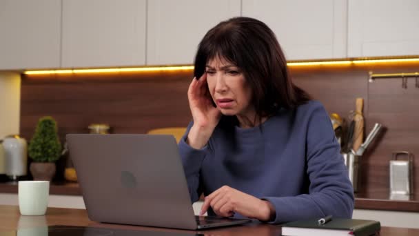 Отчаянная деловая женщина использует ноутбук обзоров компании продаж отчет чувство беспокойства - Кадры, видео