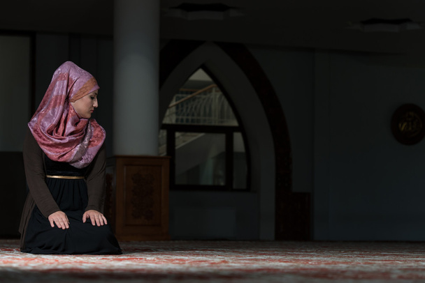 Humble Muslim Prayer Woman - Foto, Bild