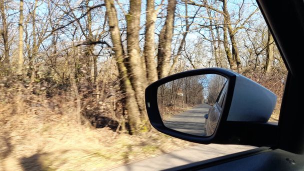 Зеркало заднего вида автомобиля - вождение в сельской местности зимой - Фото, изображение