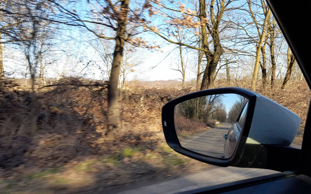 Specchio retrovisore dell'auto - guida in campagna in inverno - Foto, immagini