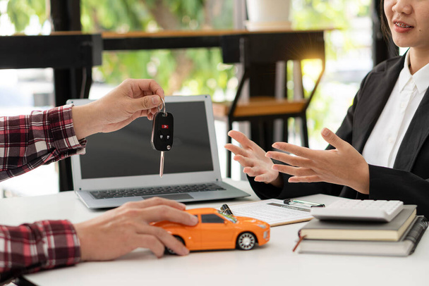 Dealer handing keys to new owners. Car sales business. Buying contracts. Customer and sales team cooperation concept after agreement Successful car loan contracts - Foto, Imagem