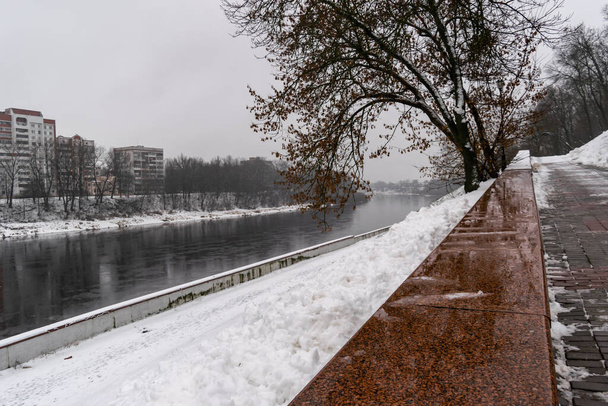 Vitebsk, Λευκορωσία - Φεβρουάριος 2022: Ανάπλαση του ποταμού Western Dvina. Οριζόντια φωτογραφία. - Φωτογραφία, εικόνα