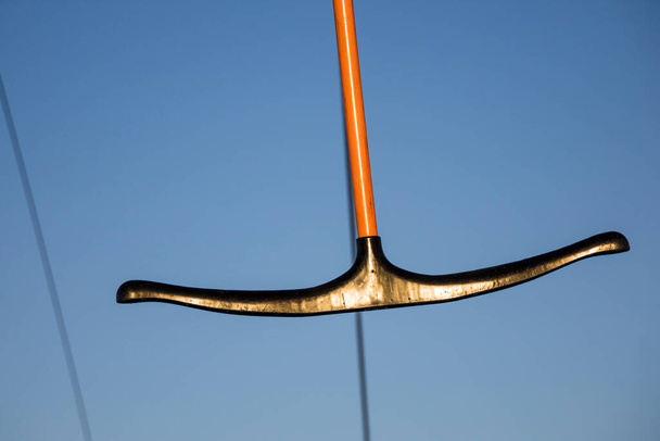 Sundsvall, Švédsko 9. února 2022 Izolovaný lyžařský vlek ve tvaru t-baru nebo choru na lanovce v lyžařském středisku. - Fotografie, Obrázek