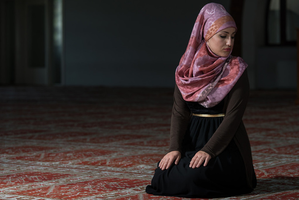 Woman Prayer At Mosque - Foto, imagen