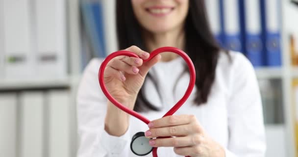 Γιατρός καρδιολόγος κάνει στηθοσκόπιο καρδιά σημάδι closeup - Πλάνα, βίντεο