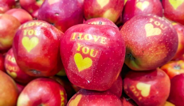 Rode sappige appels met stickers I Love You in de winkel voor Valentijnsdag in Riga, Letland. Vakantie februari. - Foto, afbeelding