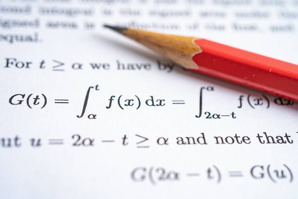Lápiz en papel de prueba de ejercicios de fórmula matemática en la escuela de educación. - Foto, Imagen