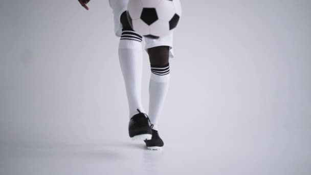 Wolny ruch: jeden Afrykanin człowiek piłkarz biały Jersey żonglerka w sylwetce na białym tle. jeden czarny Brazylijski piłkarz piłkarz człowiek sylwetka - Materiał filmowy, wideo