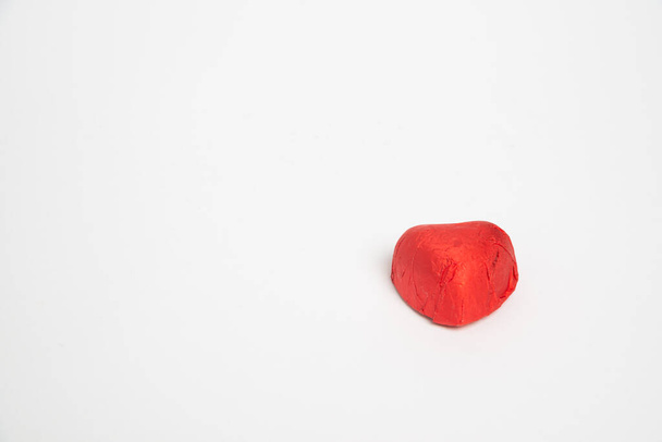 Bonbons au chocolat bonbons coeur rouge pour la Saint-Valentin sur fond blanc - Photo, image