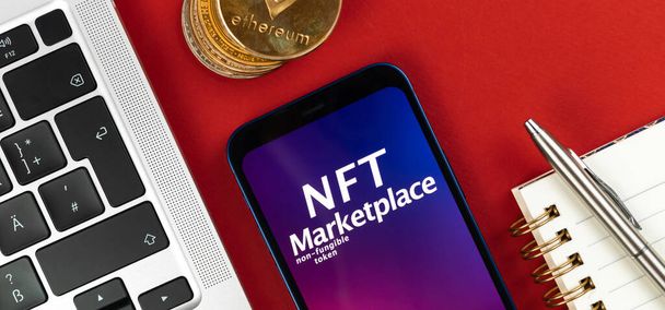 NFT in het echte leven concept. Werken met cryptoart, freelance werkruimte met smartphone voor de verkoop van crypto kunst, top view banner - Foto, afbeelding