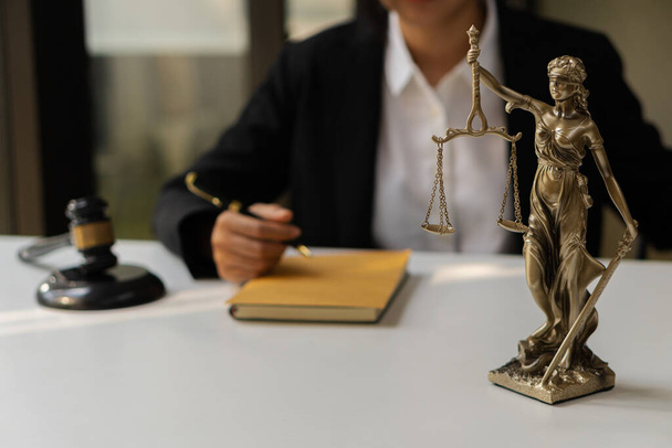 Richter 's Hammer Book Göttin der Gerechtigkeit Waagen Hammer Gerichtssaal Thema Rechtsanwältin bei der Arbeit mit Laptop und im Konzept von Recht und Gerechtigkeit im Büro - Foto, Bild