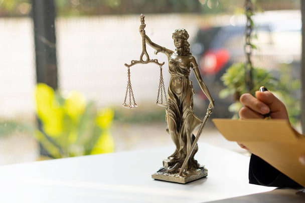 Yargıç 'ın Çekiç Kitabı Adalet Tanrıçası Çekiç mahkemesi temalı kadın avukat dizüstü bilgisayarla çalışırken ve hukuk ve adalet kavramında - Fotoğraf, Görsel