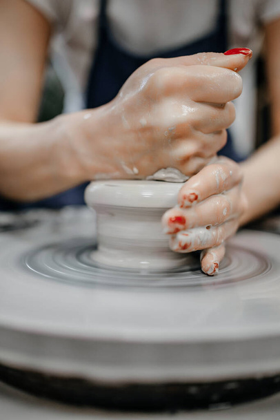 Моделювання глини на гончарному колесі
 - Фото, зображення