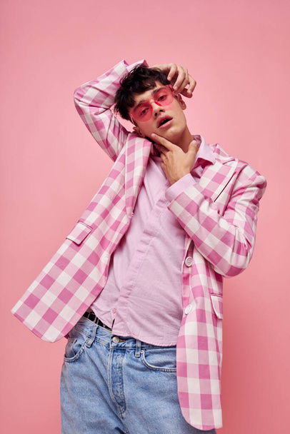 bastante hombre moda rosa gafas de sol chaqueta posando fondo aislado inalterado - Foto, Imagen