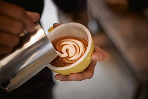 coffee latte art making by barista  - Φωτογραφία, εικόνα