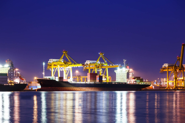 εμπορευματικές μεταφορές φορτίου κοντέινερ πλοίο στο λιμάνι Λυκόφως - Φωτογραφία, εικόνα