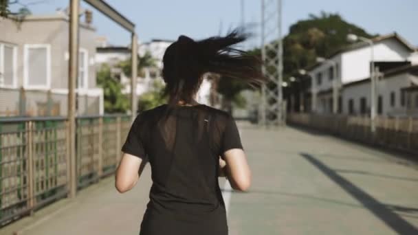 Krásná asijská žena atlet běží testování intenzivní kardio vytrvalostní cvičení v městském městě. Jogging životní styl zdravý. - Záběry, video
