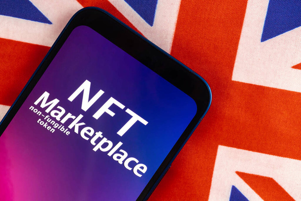 NFT Marktplatz in Großbritannien, Großbritannien Flagge Hintergrund. Nicht fungible Token, Kryptokunst und Blockchain. Ansicht von oben - Foto, Bild