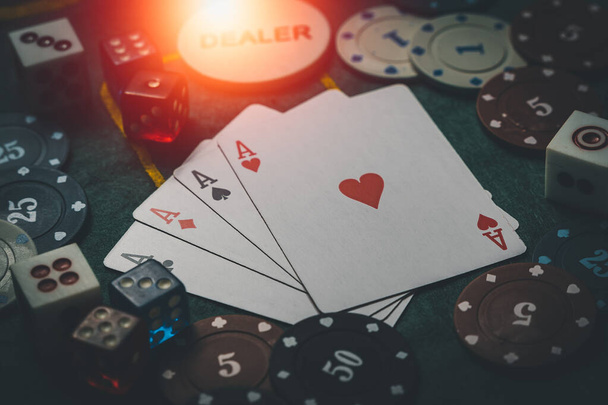 Κοντινό πλάνο παίζει μάρκες, παίζει χαρτιά. έννοια παιχνιδιού πόκερ καζίνο. Παίζοντας χαρτιά, μάρκες πόκερ, και ζάρια στο πράσινο τραπέζι. η θέα από την κορυφή - Φωτογραφία, εικόνα