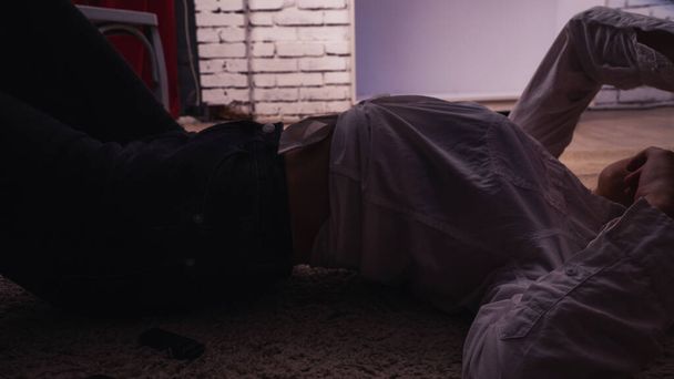 Sötét fotó fiatal gyönyörű érzéki és szexi nő hosszú haj visel fehér ing pózol a stúdióban.   - Fotó, kép