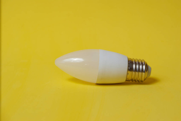 Λευκό LED λαμπτήρα σε κίτρινο φόντο - Φωτογραφία, εικόνα