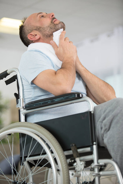 injured man doing exercises at home - Foto, Imagem