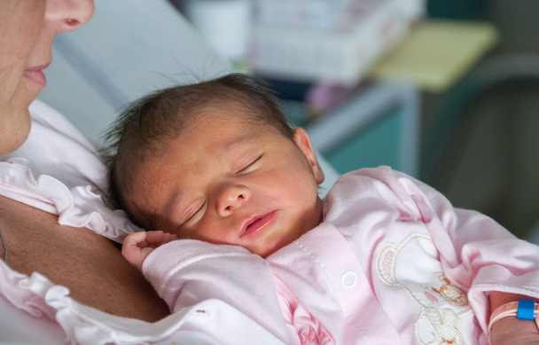 мати з новонародженою дитиною
 - Фото, зображення