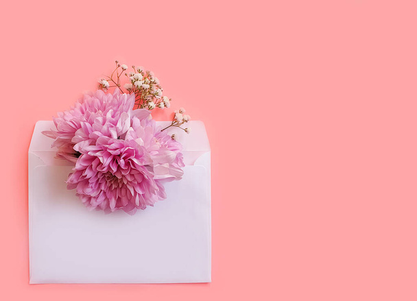 envelope flowers on a colored background - Φωτογραφία, εικόνα