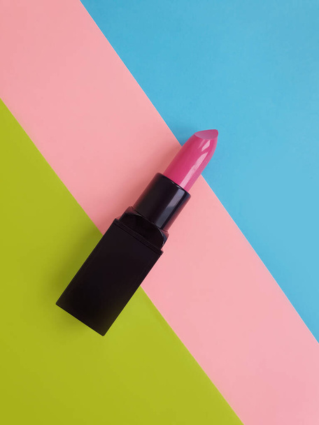 lipstick on a colored background - Foto, imagen