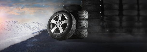 Neumáticos de coche - neumáticos de invierno - nieve - venta de almacén - Foto, Imagen