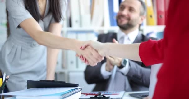 Podnikatelka si potřásá rukou při obchodní schůzce detailně - Záběry, video