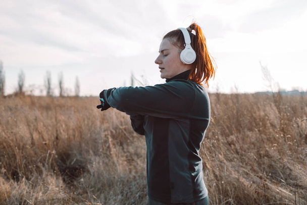 Actieve sport jonge vrouw controleren hartslag na run. Fitness concept voor gezonde levensstijl. - Foto, afbeelding