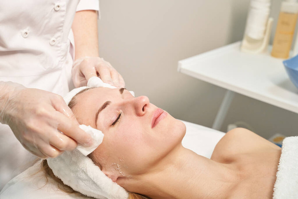Face massage prepare. Doctor hands. Pretty female patient. Beauty treatment - Foto, Imagem