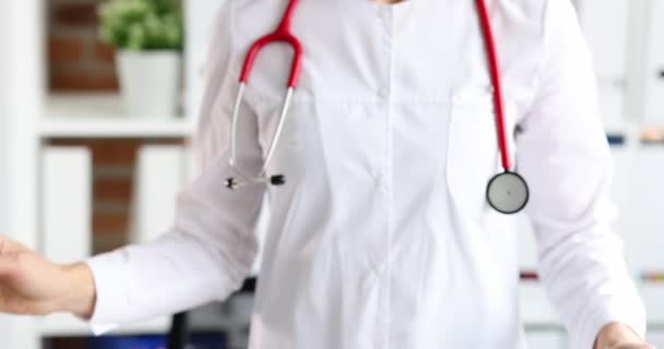 Silhouet van arts in witte jas vouwt armen over borst closeup - Video