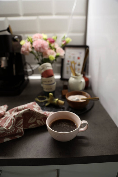 Кофейный уголок на кухонном столе, маленькие стаканы и сахарная чашка - Фото, изображение