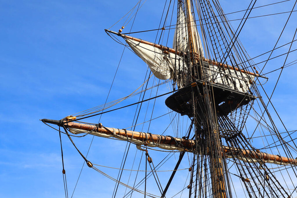 Close-up de um mastro com velas abaixadas em um veleiro completo. - Foto, Imagem