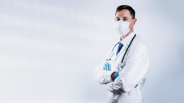 Medische dokter ziekenhuis achtergrond. Gelukkige verpleegster in ziekenhuisuniform, blauwe handschoenen met patiëntenklembord geïsoleerd op wit. Medische zorg, verzekeringen, recept, papierwerk of loopbaanconcept - Foto, afbeelding