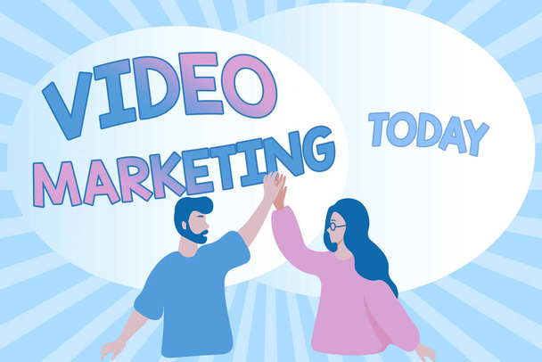 Τίτλος κειμένου που παρουσιάζει Βίντεο Μάρκετινγκ. Word for Video Marketing Happy Συνάδελφοι Εικονογράφηση δίνοντας κόλλα πέντε ο ένας στον άλλο. - Φωτογραφία, εικόνα