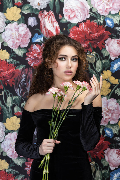 Beautiful romantic young woman posing on a background of roses. Inspiration of spring and summer. Perfume, cosmetics concept. - Foto, afbeelding