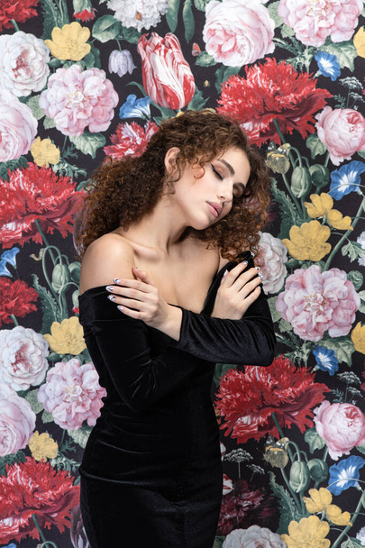 Beautiful romantic young woman posing on a background of roses. Inspiration of spring and summer. Perfume, cosmetics concept. - Fotografie, Obrázek