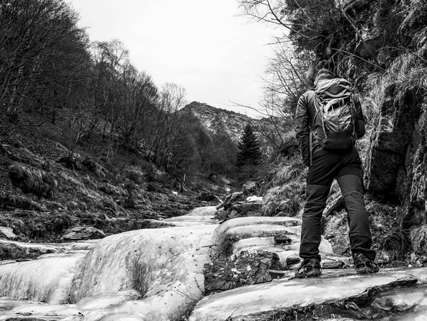 Backpacker in the alps in black and white - Foto, immagini