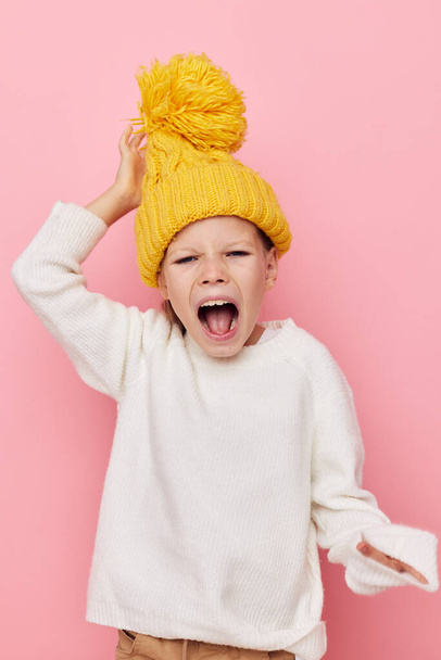 jolie fille dans un pull et un chapeau enfance inaltérée - Photo, image