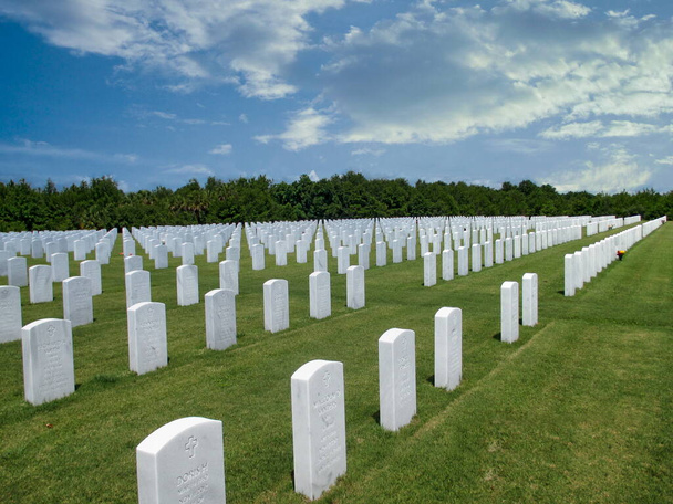 Wiersze nagrobków na Cmentarzu Narodowym Barrancas, Naval Air Station, Pensacola, Floryda, USA - Zdjęcie, obraz