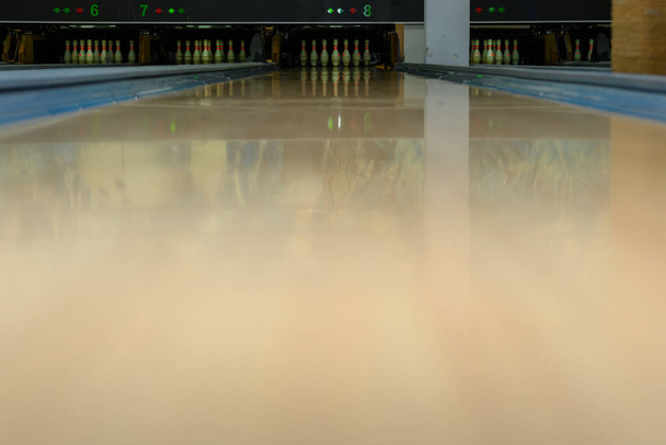 Ulyanovsk, Russia - February 11, 2022: Bowling lanes with balls and pins. Bowling center. - Foto, immagini